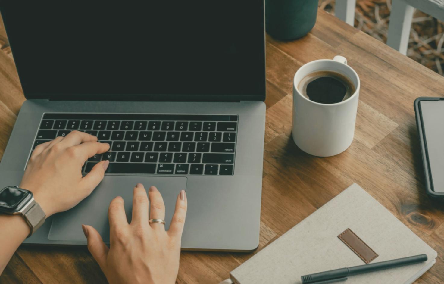 Bureau de consultation financière avec espace de travail moderne